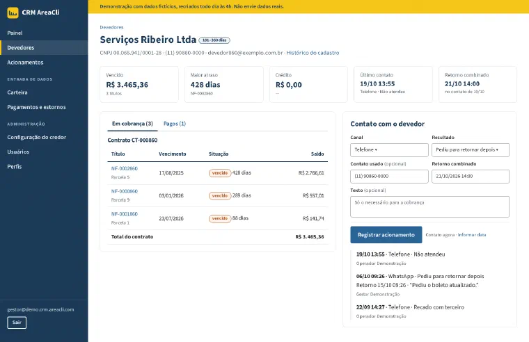 Esboço da nova ficha do devedor no computador. Menu lateral marinho com os grupos Entrada de dados e Administração. No topo, o nome com o selo da faixa de atraso, documento e contatos numa linha, e cinco cartões: vencido, maior atraso, crédito, último contato e retorno combinado. Abaixo, duas colunas: à esquerda, os títulos com as abas Em cobrança e Pagos; à direita, o formulário compacto de contato com o devedor e a linha do tempo dos acionamentos.